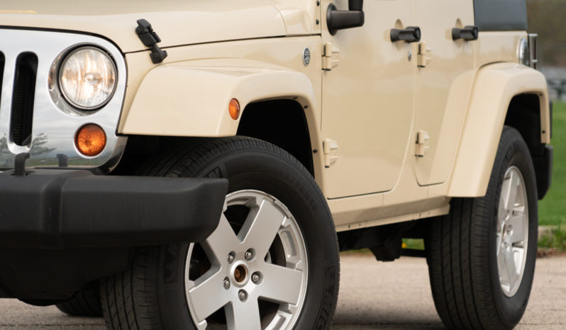 2011 Jeep Wrangler Unlimited Sahara, 4×4, NAV, Fog Lights, Premium Sound full
